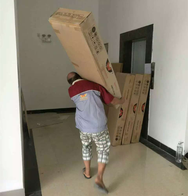 鴻業(yè)家具安裝工背影