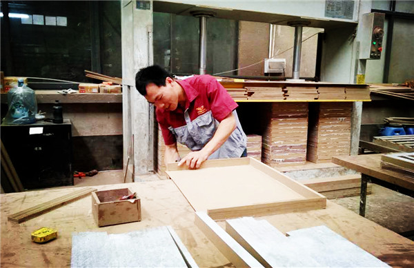 鴻業(yè)家具正在生產(chǎn)會(huì)議桌的同事父親節(jié)計(jì)劃