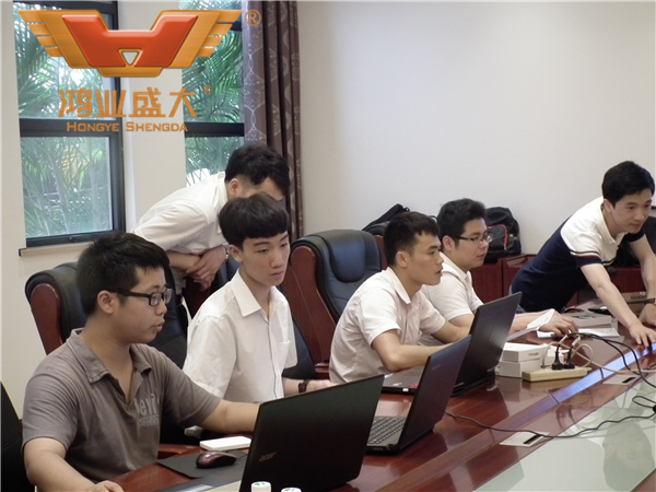 鴻業(yè)辦公家具項目經(jīng)理日后為客戶提供更多服務(wù)