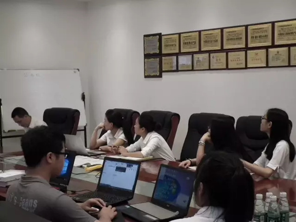 鴻業(yè)家具工廠畢業(yè)生們學(xué)習(xí)培訓(xùn)
