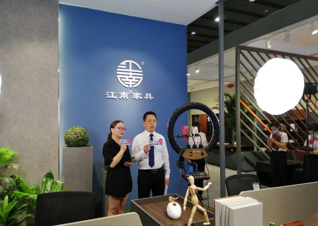 【直击展会现场】鸿业家具线上直播展会盛事，多彩缤纷！
