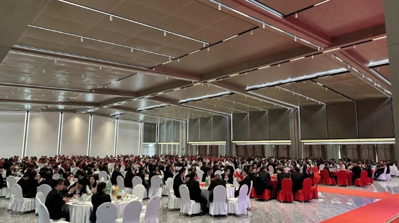 鸿心聚力，飞跃新程——鸿业家具集团2025年员工大会暨元宵晚会圆满落幕！